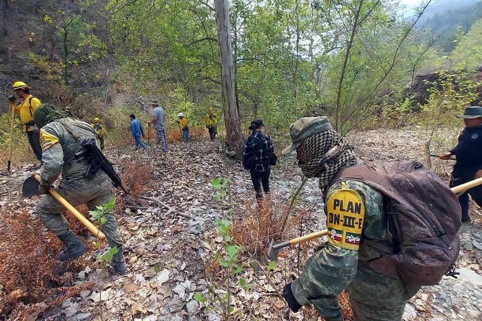 Los militares y elementos de la Guardia Nacional reforzaron las labores de contención del incendio forestal.