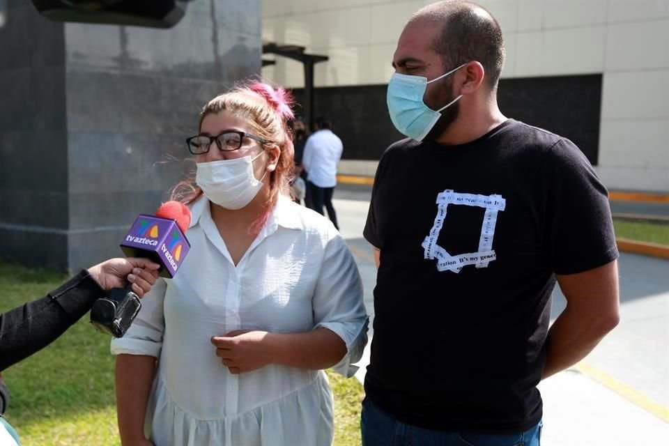 Afuera de las capillas Marianas, donde las niñas son veladas los padres de familia dijeron que no quieren que su caso quede impune.
