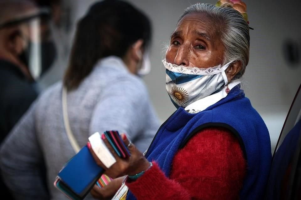 La economía de Argentina se desplomó el año pasado un 9.9 por ciento.