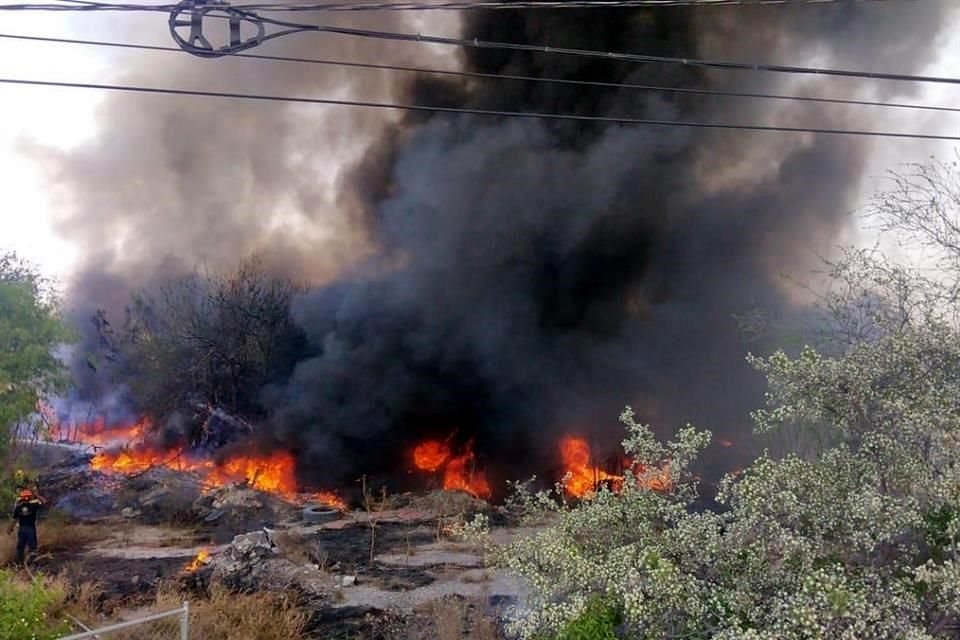 El siniestro fue reportado alrededor de las 14:30 horas, en el cruce de las avenidas Chopo y Santa Rosa.