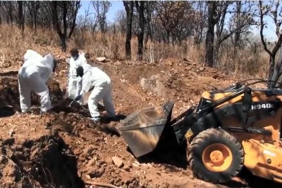 Fiscalía Especializada en Desaparecidos informó que suman 40 víctimas exhumadas en una fosa en la que trabajan desde hace un año, en Juanacatlán.