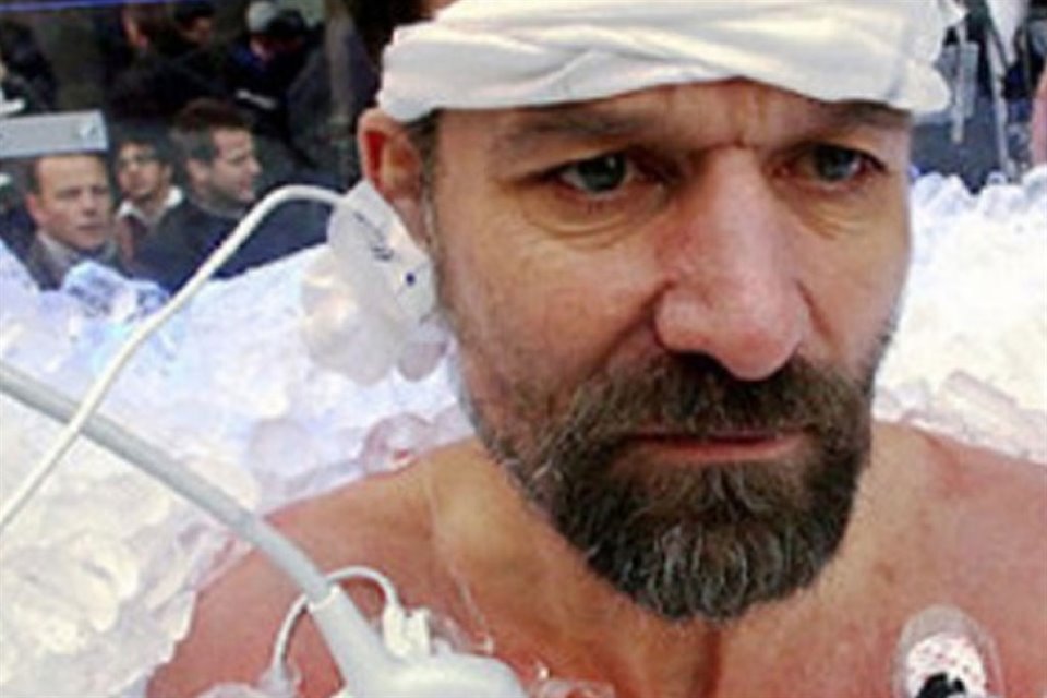 El gurú del bienestar Wim Hof celebró su cumpleaños inmerso en el hielo.