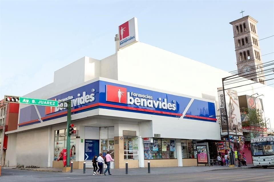 Farmacias Benavides actual de la calle Juárez.