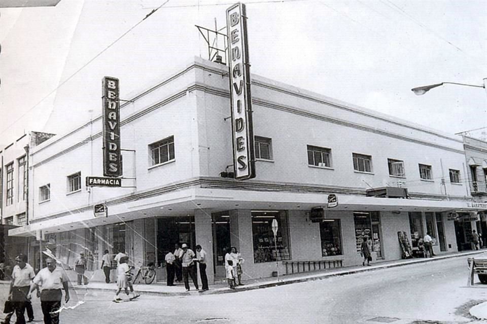 Farmacias Benavides inició en el año 1917 en la calle Juárez en el centro de Monterrey.