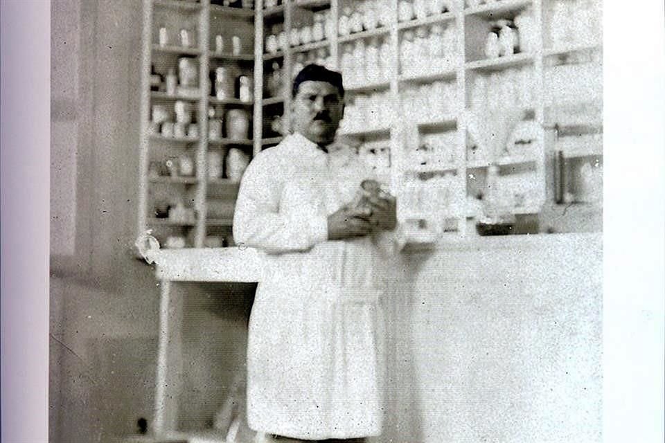 Don Felipe de Jesús Benavides en la botica.