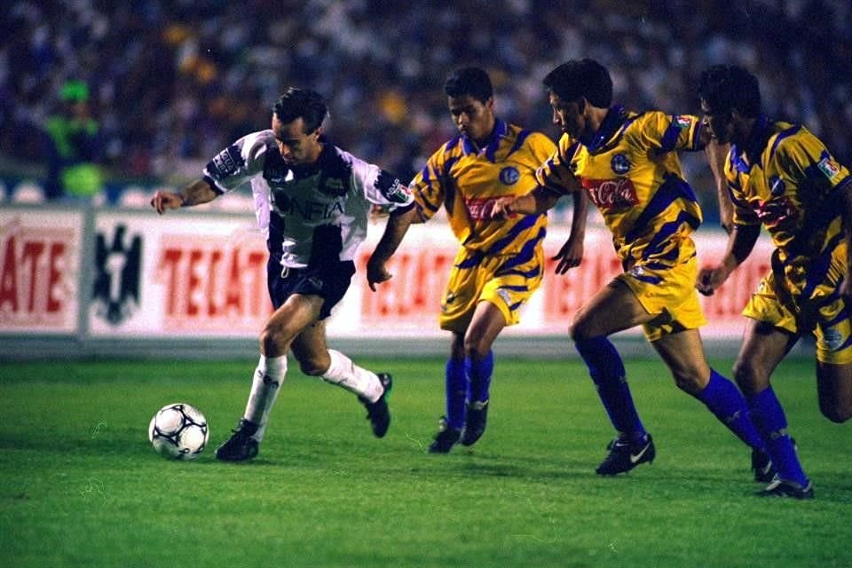 Salvador disputó los dos Clásicos de la temporada 95-96, ambos los ganó Rayados y en el segundo anotó un gol.