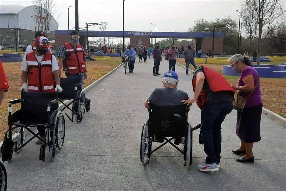 Poca antes de las 08:00 horas, decenas de personas se formaban en el interior del Parque Juárez para ingresar al gimnasio Polivalente de la Colonia Villas de San José.