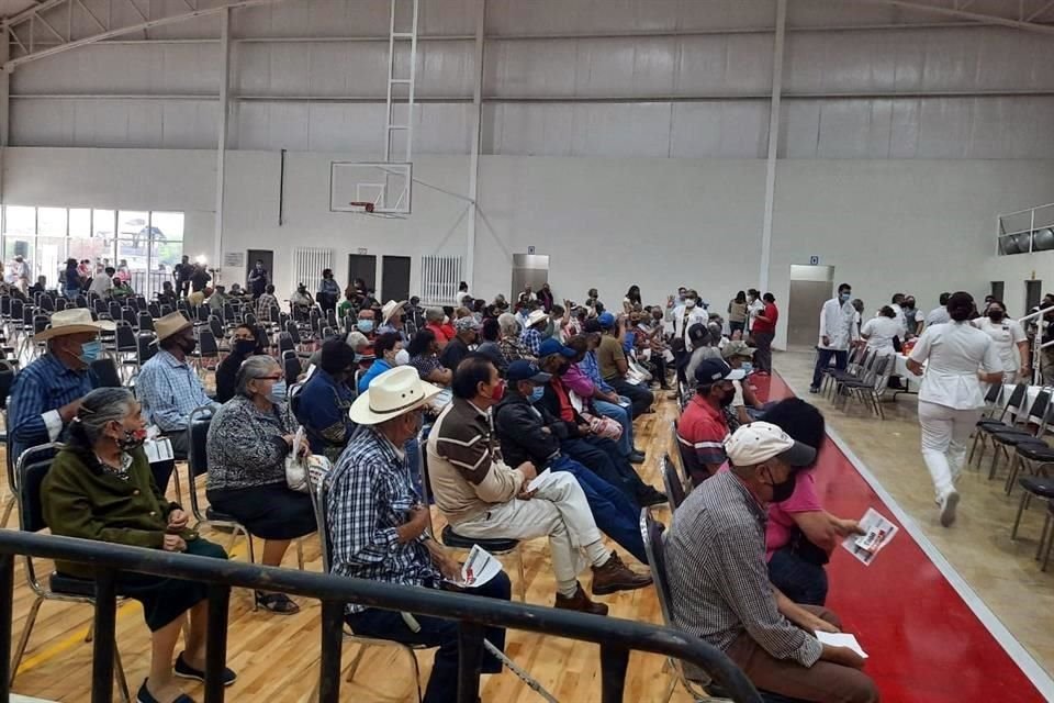 Poca antes de las 08:00 horas, decenas de personas se formaban en el interior del Parque Juárez para ingresar al gimnasio Polivalente de la Colonia Villas de San José.
