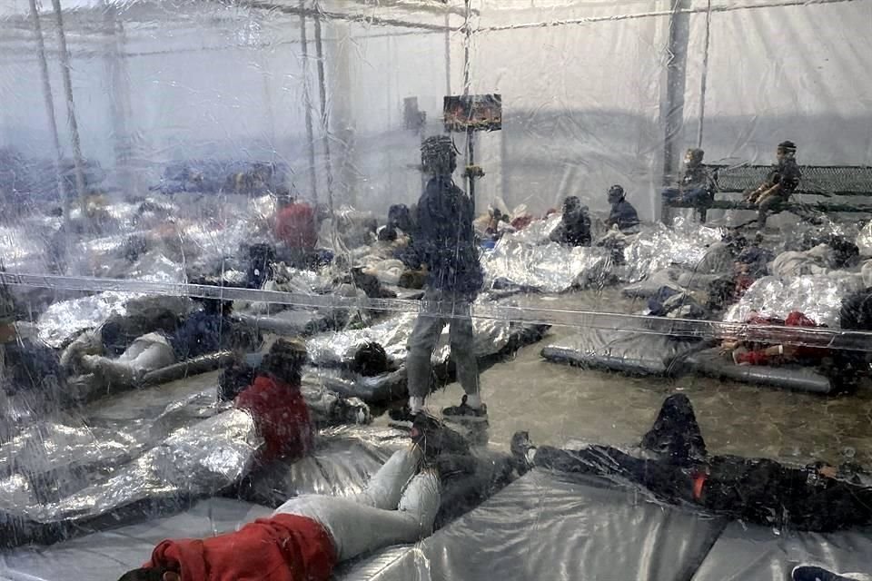 Los niños migrantes en un centro de detención en Donna, Texas, duermen sobre colchonetas en el suelo.