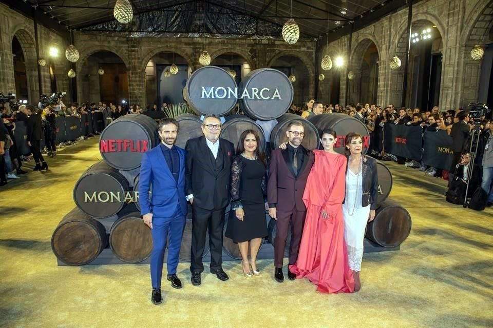 La serie 'Monarca', producida por Salma Hayek, podría ser cancelada por Netflix, luego de dos temporadas.