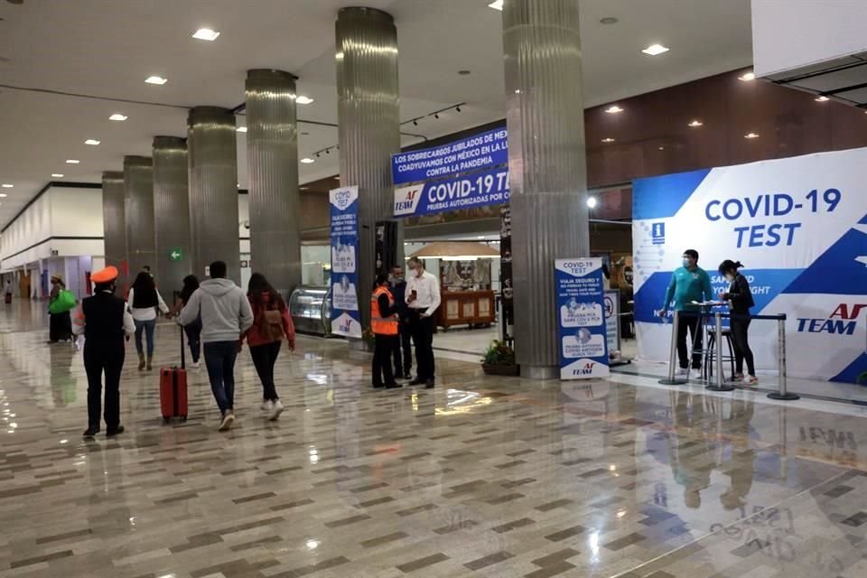 Los pasajeros internacionales que no estén vacunados deberán presentar una prueba negativa a Covid-19.