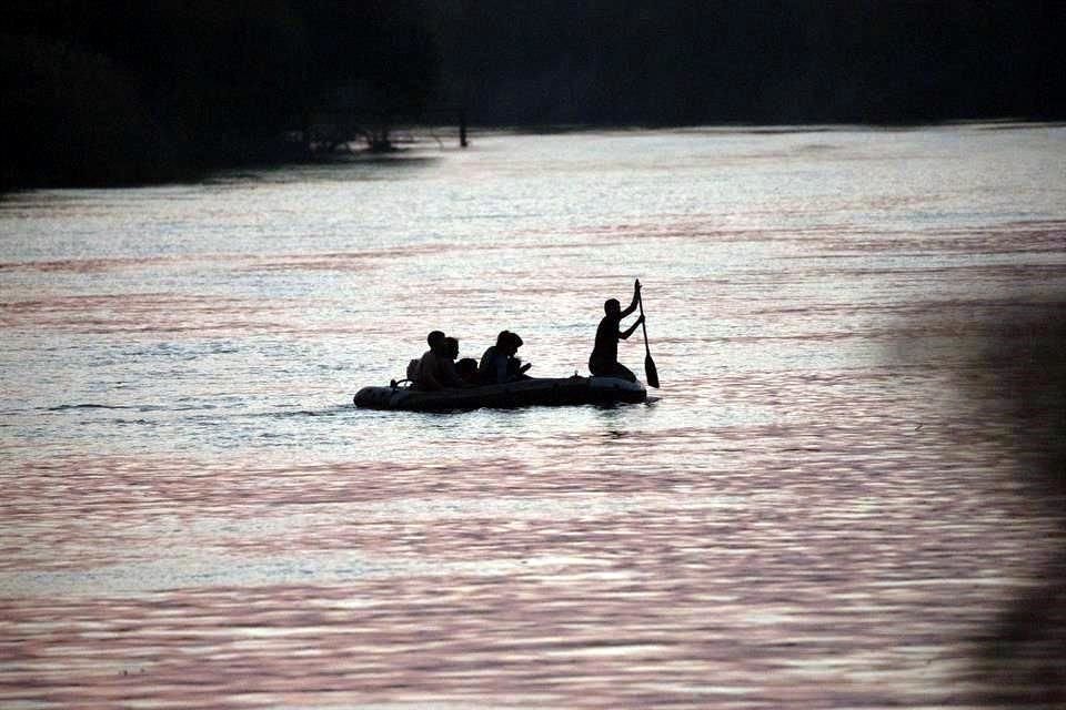 Los coyotes cruzan a los migrantes por el Río Bravo cerca de Roma, donde el canal es más estrecho, pero con corrientes fuertes.