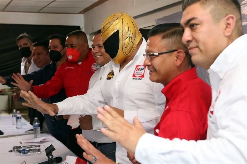 Si los habitantes de Venustiano Carranza lo eligen Alcalde, el luchador Tinieblas, aseguró que se quitará la máscara