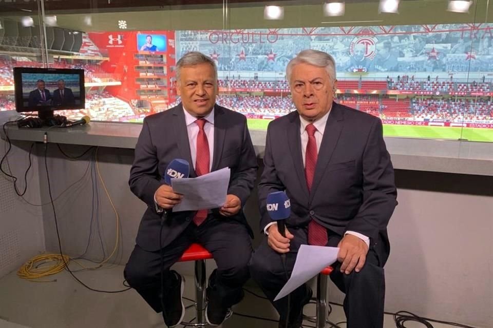 Raúl Pérez (izq.) se ha convertido en prácticamente la voz oficial de los partidos de los Diablos Rojos de local.