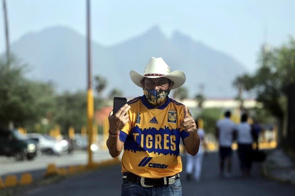 De poco en poco, los primeros aficionados fueron llegando al Uni.