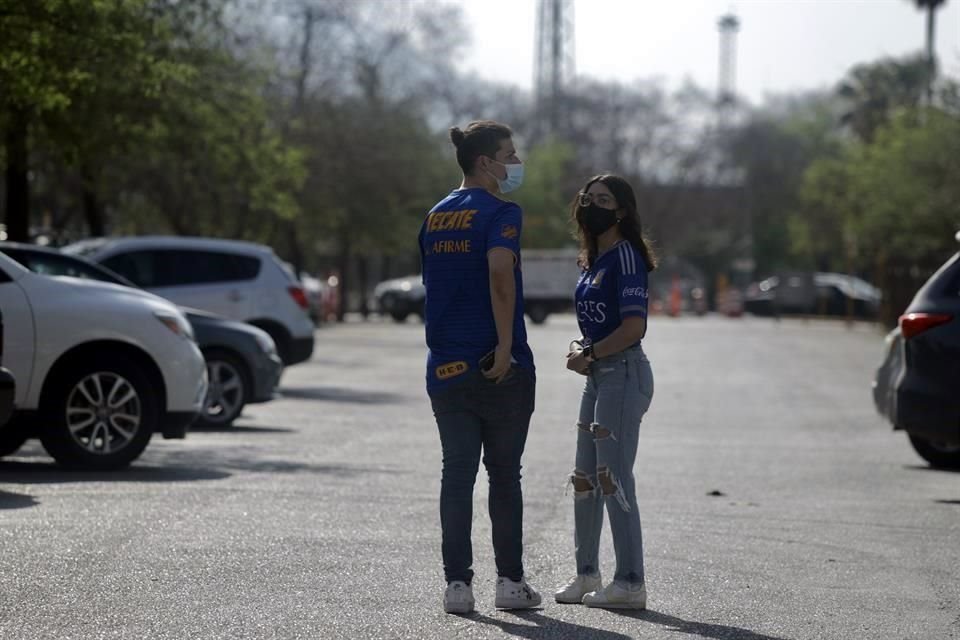 De poco en poco, los primeros aficionados fueron llegando al Uni.