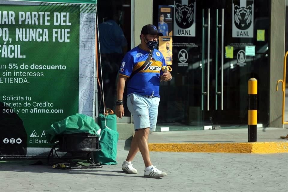 De poco en poco, los primeros aficionados fueron llegando al Uni.