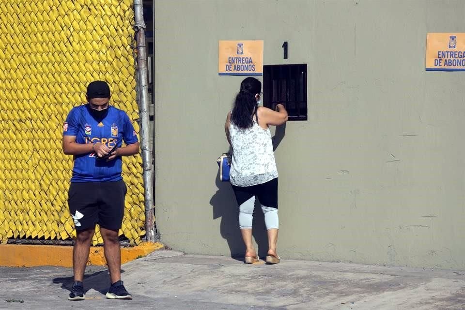 De poco en poco, los primeros aficionados fueron llegando al Uni.