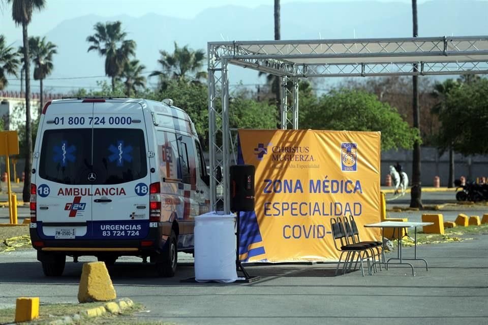 Una zona del estacionamiento fue designada para hacer pruebas de Covid-19.