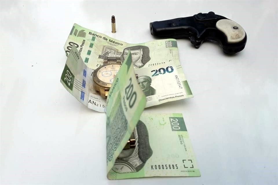 Durante una revisión le hallaron dinero en efectivo, el reloj de su víctima y un arma de fuego