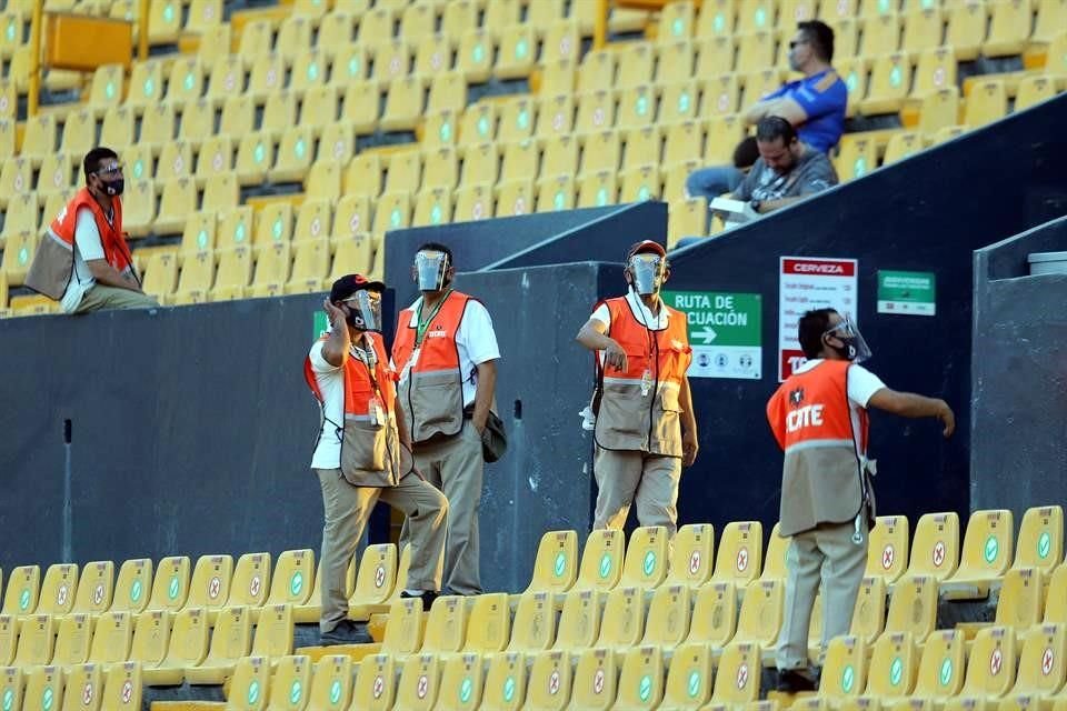 Los carteros también listos con todas las protecciones necesarias.