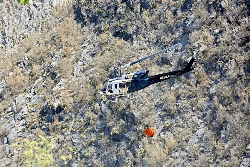 Fue común ver aeronaves arrojando agua con químicos retardantes, cuyas espumas evitan el avance de las llamas. El líquido lo tomaban de contenedores a los que llaman 'calabazas'.