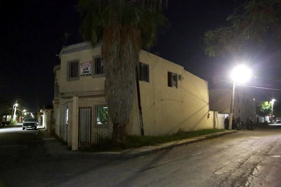 Al acudir a una bodega en la calle Jesús García 101, en la Colonia Ampliación Nueva Cadereyta, localizaron a decenas de migrantes y dieron vista al Instituto Nacional de Migración.