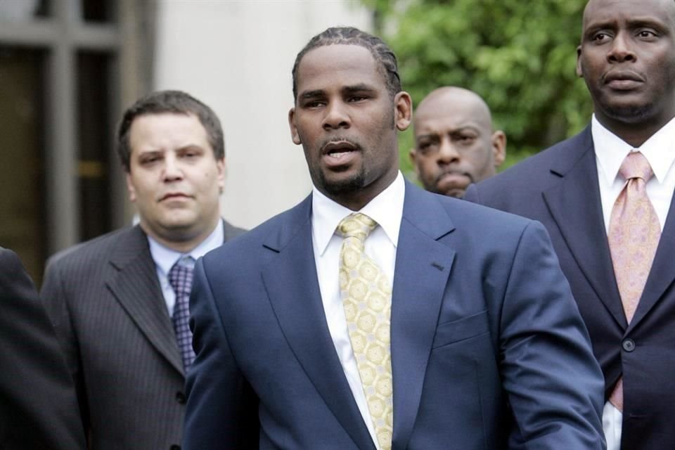 R. Kelly tenía un arma a su lado mientras reprendía a una de sus víctimas, asegura una de sus acosadoras.