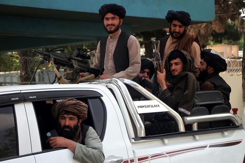 Integrantes talibanes viajan a bordo de un vehículo militar en el Aeropuerto de Kabul.