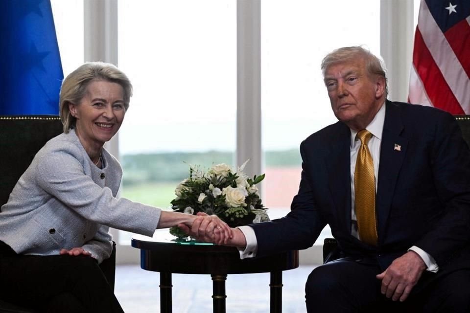 El Presidente de Estados Unidos, Donald Trump, estrecha la mano de la presidenta de la Comisión Europea, Ursula von der Leyen, tras acordar un acuerdo comercial entre ambas economías.