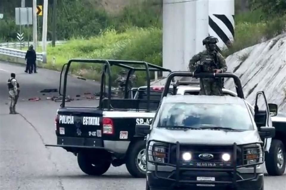 Tres cabezas humanas y diversas extremidades fueron abandonadas este lunes en una carretera ubicada en la región norte de Veracruz.
