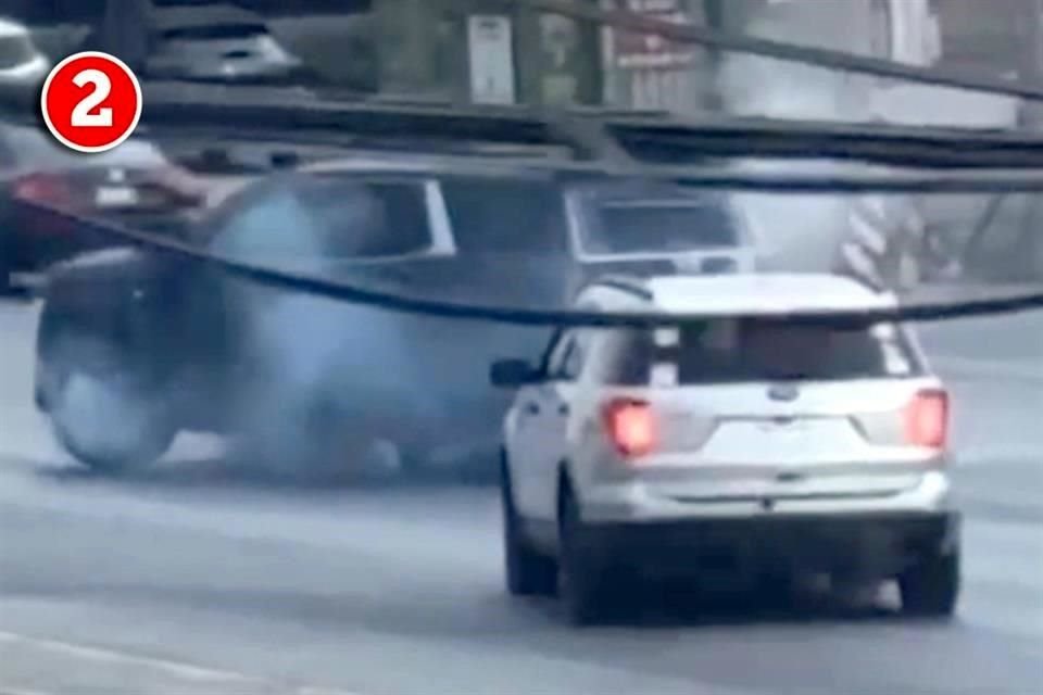 Sicarios a bordo de una camioneta color claro se acercan y disparan para rematar al funcionario ante decenas de testigos. En imágenes difundidas, el vehículo de los criminales impide ver el ataque.