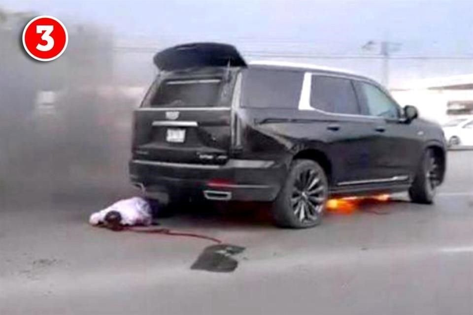 Tras ser rematado, el cuerpo del delegado queda tendido sobre la calle.