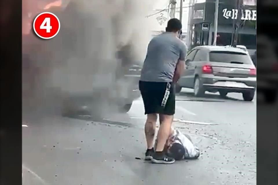 El cuerpo es arrastrado después por un hombre aparentemente ajeno a los hechos, que lo aleja de la camioneta en llamas.