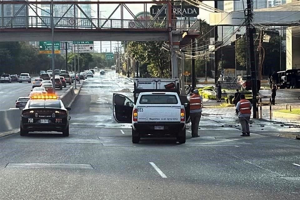 Una cuadrilla de Agua y Drenaje acudió al sitio para reparar la fuga.