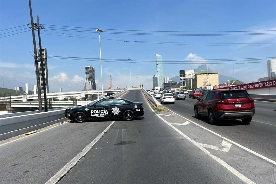Ante los cierres en la Avenida Lázaro Cárdenas, autoridades en Monterrey bloquearon el paso al desnivel que lleva al Túnel de la Loma Larga.