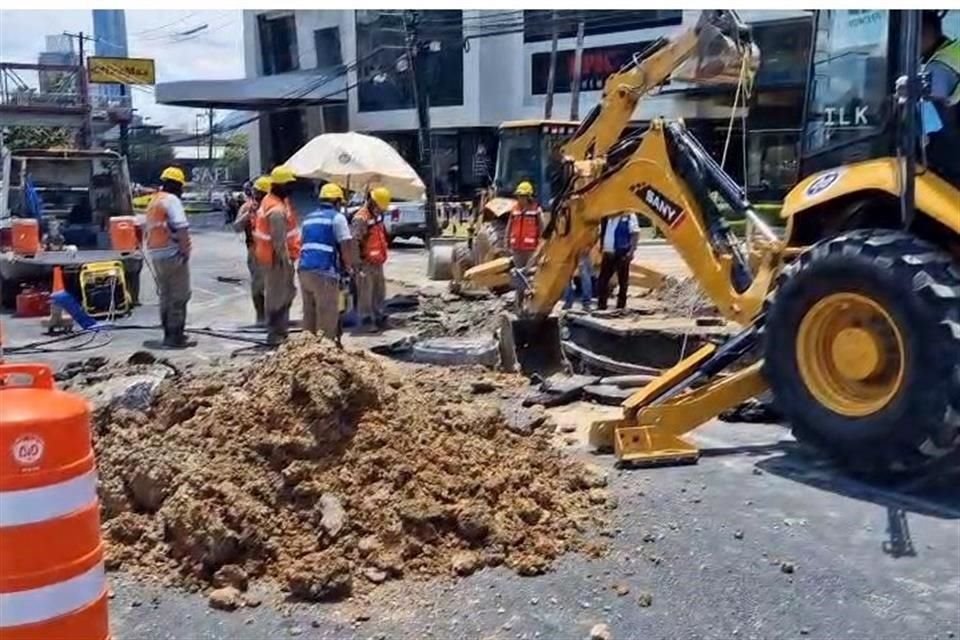 Agua y Drenaje se encuentra reparando la fuga.