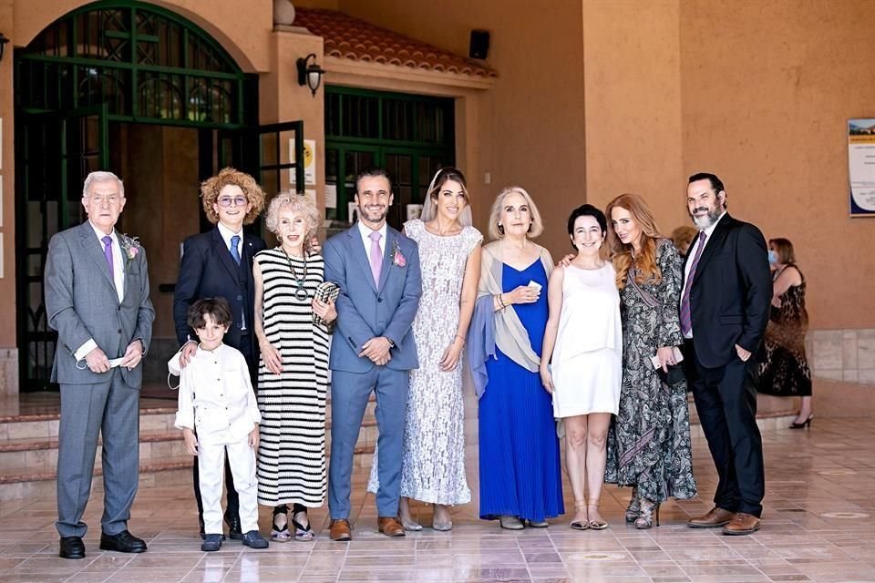 Carlos Berard, Alexander Ventosa con Eduardo Knitl, Alejandra de la Vega de Ortiz, los novios, Carlota de la Vega de Berard, Carlota de Knitl, Alejandra de Ventosa y Mauricio Ventosa