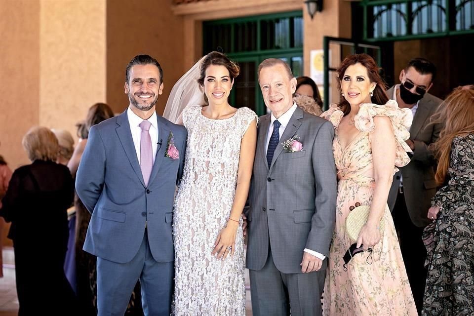 Los novios con Walter Westphal Urrieta y Gabriela Arcaute, papás de la novia