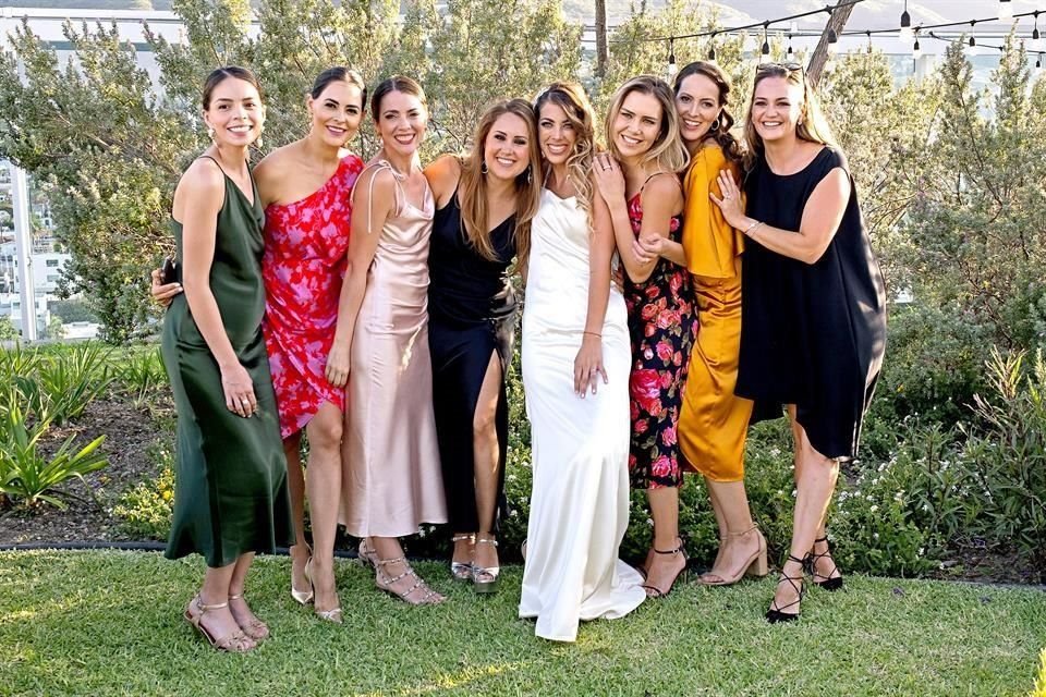 Mónica Gamiochip, Ana Lydia Treviño, Edith Canales, Nicole Ferrara, la novia, Ana Ramírez, Valeria Galarza y Nancy Been