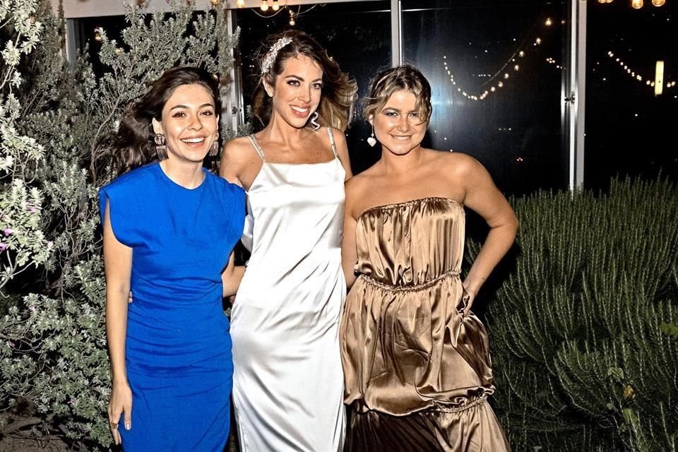 Tania Todd, Érika Arcaute y Sofía Reyes, quien es amiga de la novia y una destacada cantante regia<br>