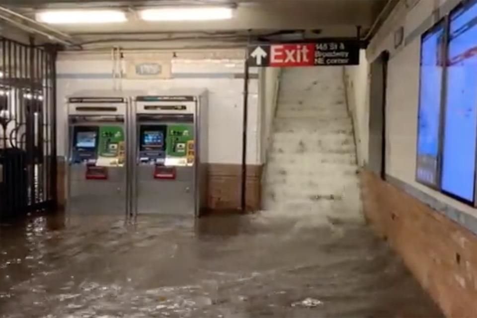 Fuertes lluvias desatadas por remanentes del huracán 'Ida' provocaron inundaciones en estaciones del Metro de la ciudad de NY.