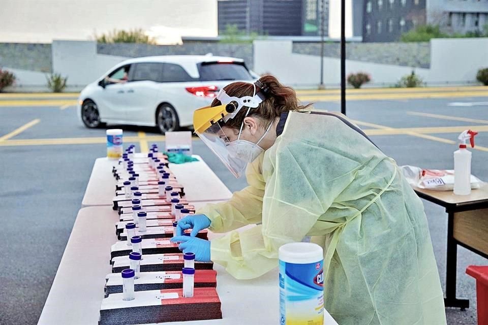 El lunes se realizaron más de 2 mil pruebas drive thru a estudiantes, alumnos y staff del Colegio Americano.