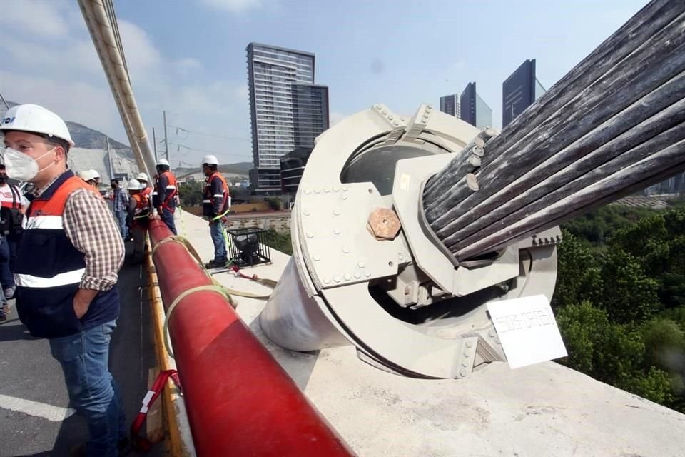 Trabajadores revisarán los 28 tensores con los que cuenta el puente.