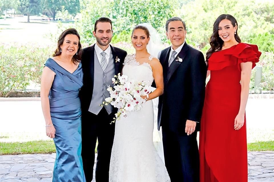 Bertha Cannon de Martínez, los novios, Daniel Martínez González y Alejandra Martínez Cannon