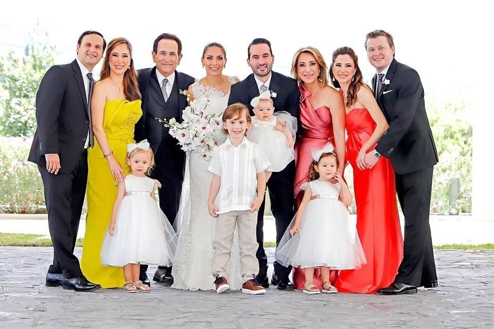 Armando De la Garza, Yuli de De la Garza, Carlos Elizondo, los novios, Silvia de Elizondo, Giseel de Elosúa, Jorge Elosúa y los niños Elisa De la Garza, David De la Garza, Alina Elosúa y Jimena Elosúa