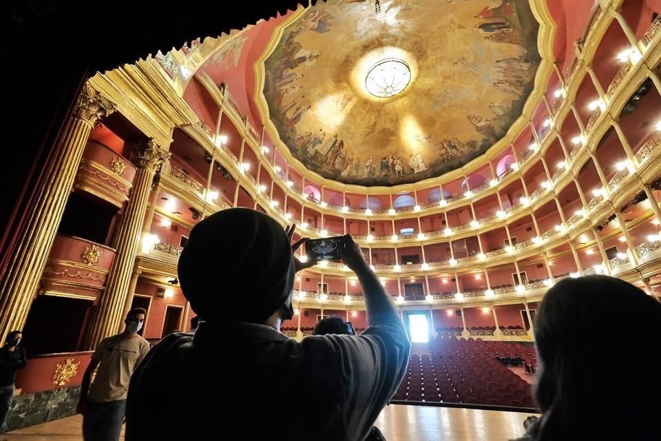 El recorrido guiado por el Teatro Degollado dura aproximadamente una hora.