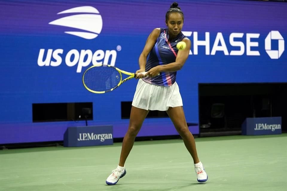 Leylah Fernandez, de Canadá, sorprendió al vencer a la japonesa Naomi Osaka.