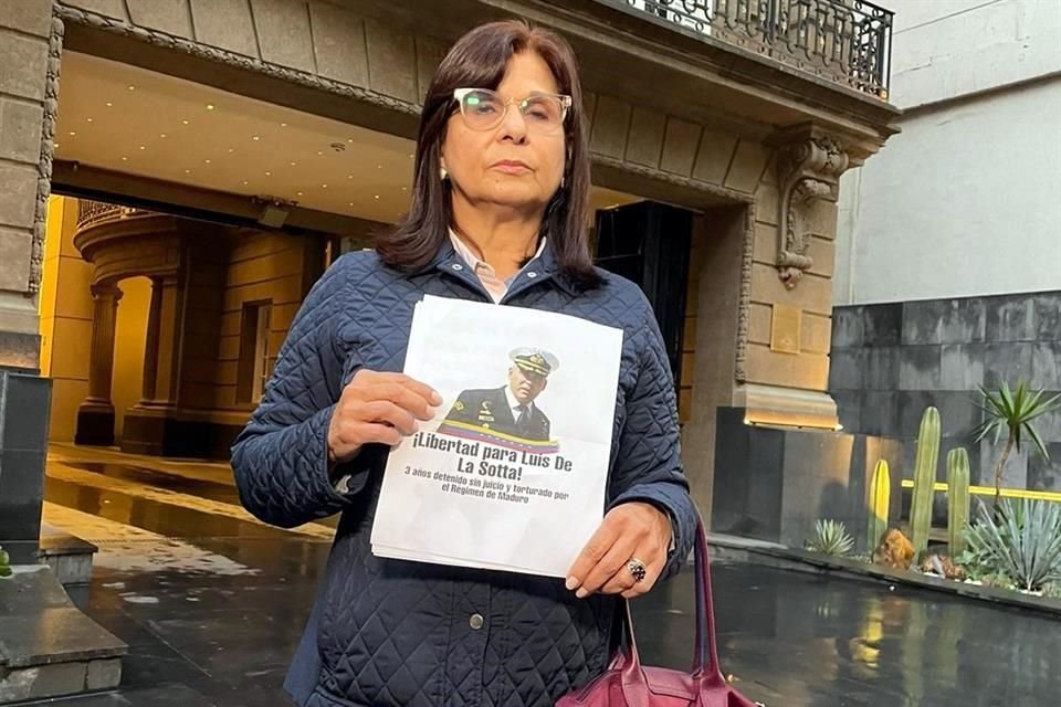 Molly de la Sotta se presentó ayer en el hotel donde estaban reunidas las delegaciones venezolanas y mostró una pancarta con el rostro de su hermano, un militar detenido desde 2018.