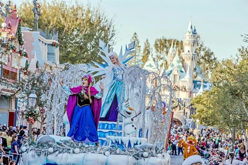 Durante el desfile 'A Christmas Fantasy', podrán observar a algunos de los personajes más queridos de las cintas de Disney.